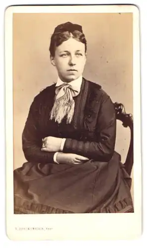 Fotografie F. Springmeier, Elberfeld, Herzogstr. 4, Portrait bildschönes Fräulein mit Dutt