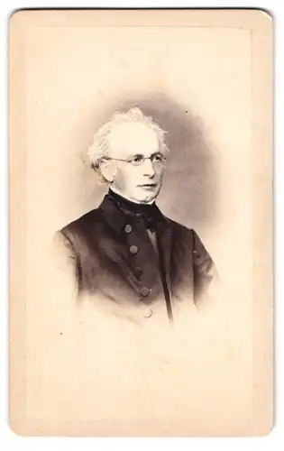 Fotografie F. Halm, Constanz, Augustiner Str., Portrait stattlicher Herr mit grauem Haar und Brille