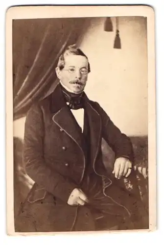 Fotografie F. Halm, Constanz, stattlicher Mann mit Schnurrbart und Brille