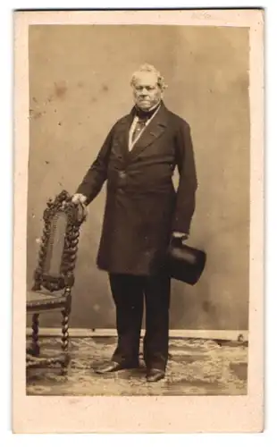 Fotografie Franz Neumayer, München, Neue Pferdstr. 2, Portrait stattlicher Herr mit Zylinder an einem Stuhl stehend