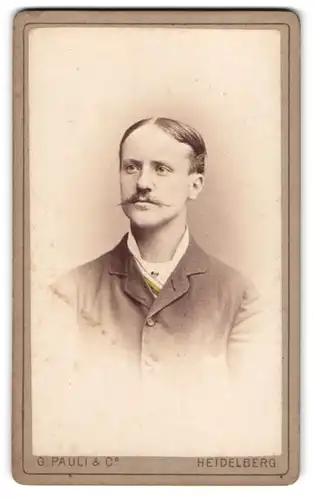 Fotografie G. Pauli & Co., Heidelberg, Portrait charmanter junger Mann mit Schnurrbart