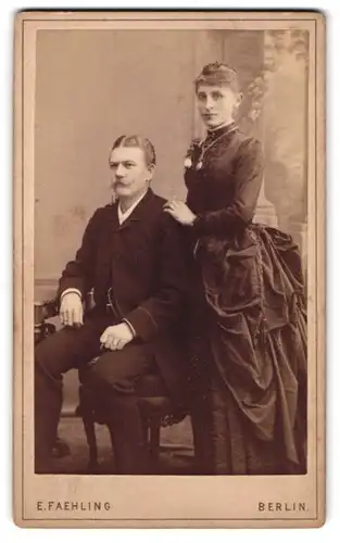 Fotografie E. Faehling, Berlin, Leipzigerstr. 63a, Portrait eines elegant gekleideten Paares
