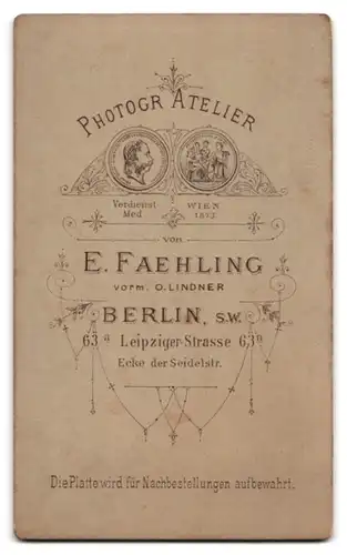 Fotografie E. Faehling, Berlin, Leipzigerstr. 63a, Portrait eines elegant gekleideten Paares