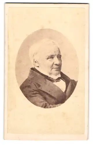 Fotografie Paul Berthier, Paris, 15, Quai Malaquais, Portrait betagter Herr mit grauem Haar und Bart