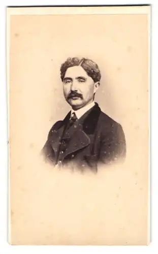 Fotografie Molas, Toulouse, 20 Rue Louis Napoleon, Portrait stattlicher Herr mit Schnurrbart