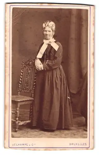 Fotografie Dechamps & Cie., Bruxelles, 14 Place Ste-Gudule, Portrait betagte schöne Frau mit Rüschenkopfschmuck