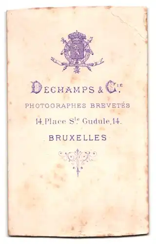 Fotografie Dechamps & Cie., Bruxelles, 14 Place Ste-Gudule, Portrait betagte schöne Frau mit Rüschenkopfschmuck