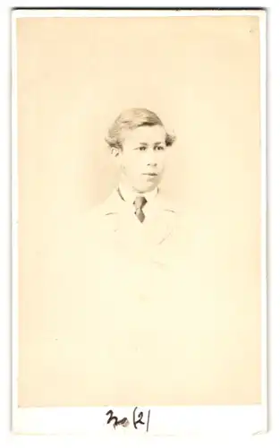 Fotografie W. Svage, Winchester, 58, High Street, Portrait junger Mann mit Krawatte im Jackett