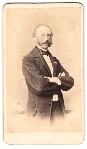 Fotografie L. Wagner, Carlsruhe, Hirschstr. 36, Portrait stattlicher Mann mit Bart im Jackett