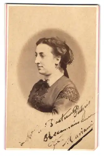 Fotografie Crespon, Nimes, 14, Avenue Feuchère, Portrait bildschöne junge Frau mit Stickerei am Kleid