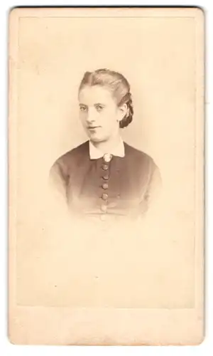 Fotografie Wilhelm Mayer, Esslingen, Kronenstr. 12, Portrait bildschönes Fräulein mit Dutt