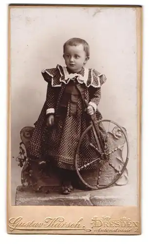 Fotografie Gustav Karsch, Dresden, Anstonstr. 2, Portrait niedliches Mädchen mit Spielzeug