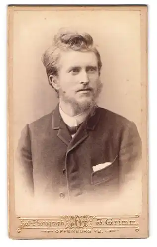 Fotografie J. Grimm, Offenburg, Portrait charmanter junger Mann mit interessanter Frisur