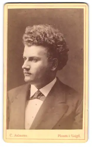 Fotografie C. Axtmann, Plauen i. V., Oberer Graben 3, Portrait junger Mann mit lockigem Haar