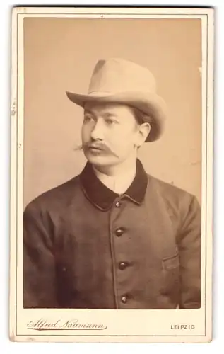 Fotografie Alfred Naumann, Leipzig, Dorotheenstrasse, Portrait charmanter Mann mit Hut und Schnurrbart