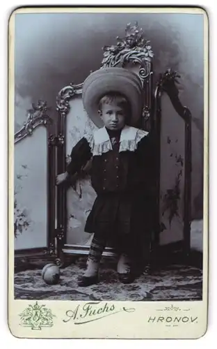 Fotografie A. Fuchs, Hronov, Jiraskova Ulice 190, Portrait frecher Bube mit Hut und Ball