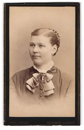 Fotografie Ernst J. Müller, Reichenberg, Neustädter Platz 261, Portrait bildschönes Fräulein mit Brosche am Blusenkragen