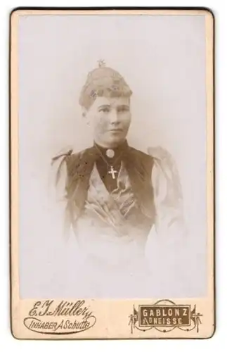 Fotografie E. J. Müller, Gablonz, Turnergasse, Portrait einer elegant gekleideten jungen Frau