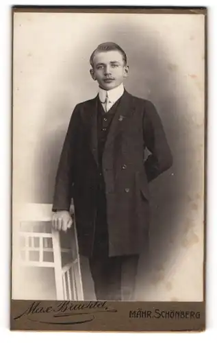 Fotografie Max Brachtel, Mähr. Schönberg, Badergasse 5, Portrait junger Mann elegant im Anzug