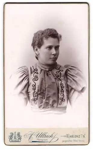 Fotografie A. Ullrich, Gablonz a. N., Portrait schöne junge Frau in elegant bestickter Bluse