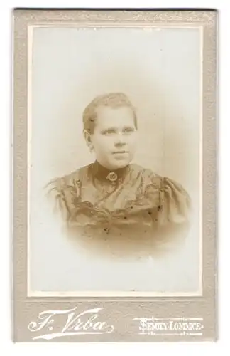 Fotografie F. Vrba, Semily-Lomnice, Portrait bildschönes Fräulein mit Brosche am Blusenkragen