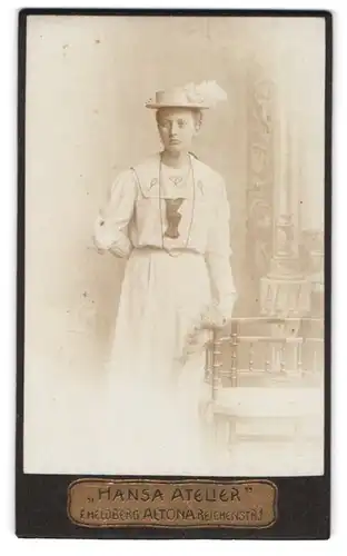 Fotografie Hansa Atelier, Hamburg-Altona, Reichenstr. 1, Portrait bildschöne junge Frau elegant mit Hut im Kleid