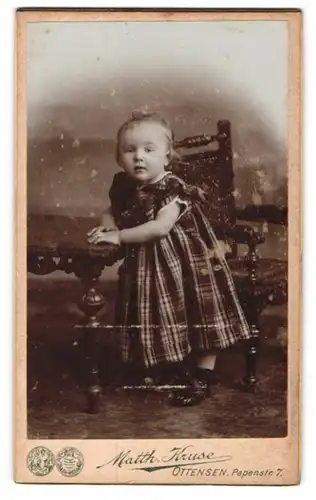 Fotografie Matth. Kruse, Ottensen, Papenstr. 7, Portrait blondes süsses Mädchen im karierten Kleidchen