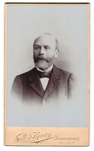 Fotografie Selle & Kuntze, Brandenburg a. H., Hauptstr. 16, Portrait stattlicher Herr mit Vollbart