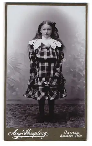 Fotografie Aug. Striepling, Hameln, Emmernstr. 18, Portrait schönes Mädchen im karierten Kleid mit Schleifen im Haar