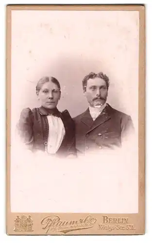 Fotografie Pflaum & Co., Berlin, Königs-Str. 57A, Portrait eines elegant gekleideten Paares
