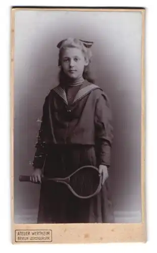 Fotografie Atelier Wertheim, Berlin, Leipzigerstrasse, Portrait blondes Mädchen mit Tennisschläger in den Händen