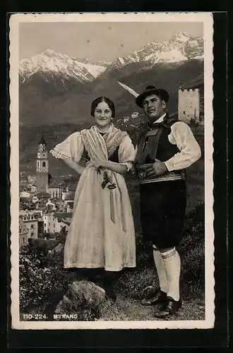 AK Merano, Paar in Tracht, Ortsansicht mit Kirche