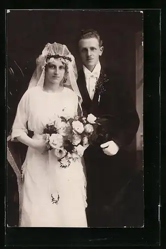 AK Hochzeitspaar in festlicher Kleidung nach der Trauung