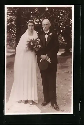 AK Frisch vermähltes Hochzeitspaar im Garten