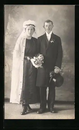 AK Frisch vermähltes Hochzeitspaar