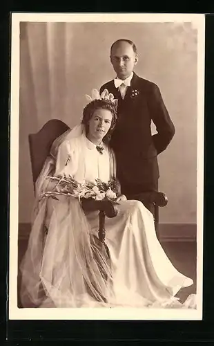 AK Hochzeitspaar in festlicher Kleidung nach der Trauung