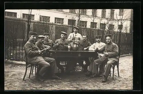 AK Soldaten sitzen beim Kartenspiel am Tisch