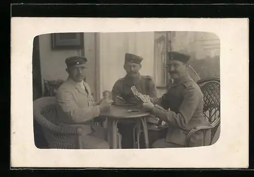 Foto-AK Drei Soldaten spielen Karten am Tisch