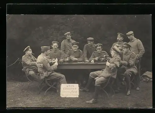 Foto-AK Soldaten des Clubs Fidelitas, beim Kartenspiel im Garten