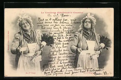 AK La Concierge distribuant le Courrier, Mann als Hausfrau verkleidet, Travestie