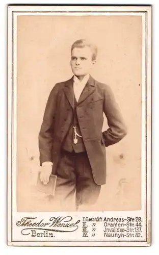 Fotografie Theodor Wenzel, Berlin, Andreas-Str. 28, Portrait blonder junger Mann im Anzug