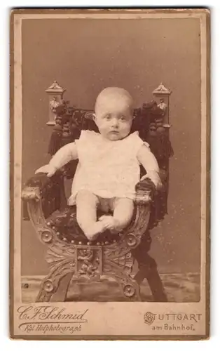 Fotografie C. F. Schmid, Stuttgart, Portrait niedliches Baby im weissen Hemdchen