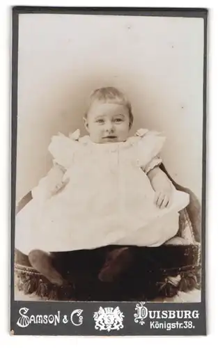 Fotografie Samson & Co., Duisburg, Königstr. 38, Portrait blondes Mädchen im weissen gerüschten Kleid