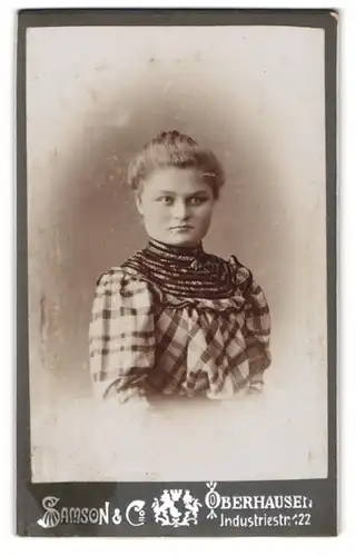 Fotografie Samson & Co., Duisburg, Königstr. 38, Portrait blonde Dame in bestickter karierter Bluse