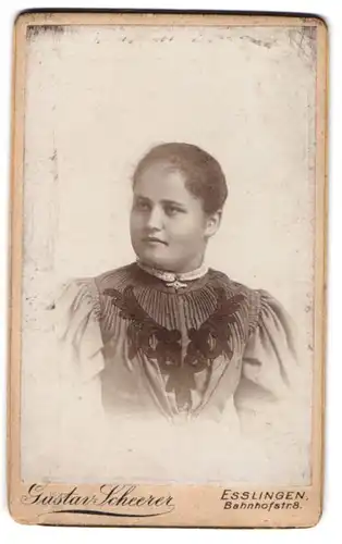 Fotografie Gustav Scheerer, Esslingen, Bahnhofstr. 8, Portrait einer elegant gekleideten jungen Frau