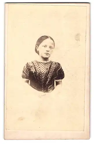 Fotografie E. Gregson, Halifax, Waterhouse Street, Portrait hübsches Mädchen im niedlichen Kleid