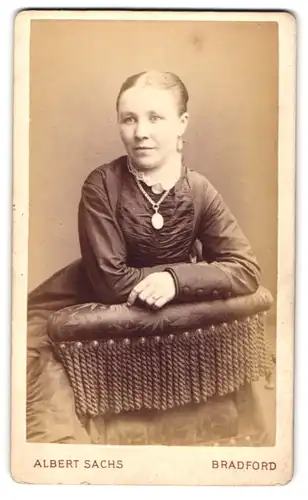 Fotografie Albert Sachs, Bradford, 20. Manningham Lane, Portrait bildschöne junge Frau mit Ohr- und Halsschmuck