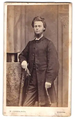 Fotografie W. Johnson, Bradford, Manchester Road, Portrait stattlicher junger Mann mit Lincolnbart