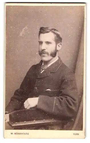 Fotografie W. Monkhouse, York, Portrait junger Mann mit Koteletten- und Schnurrbart im Jackett