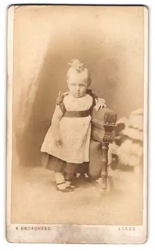 Fotografie R. Broadhead, Leeds, 194 North Street, Portrait süsses kleines Mädchen im niedlichen Kleidchen